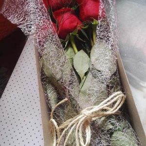 Caja de 12 Rosas y Cuadro Vintage Decorativo