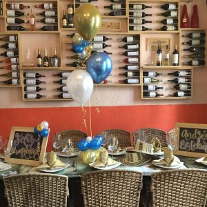 Globos con Helio y Dos Cuadros Vintage
