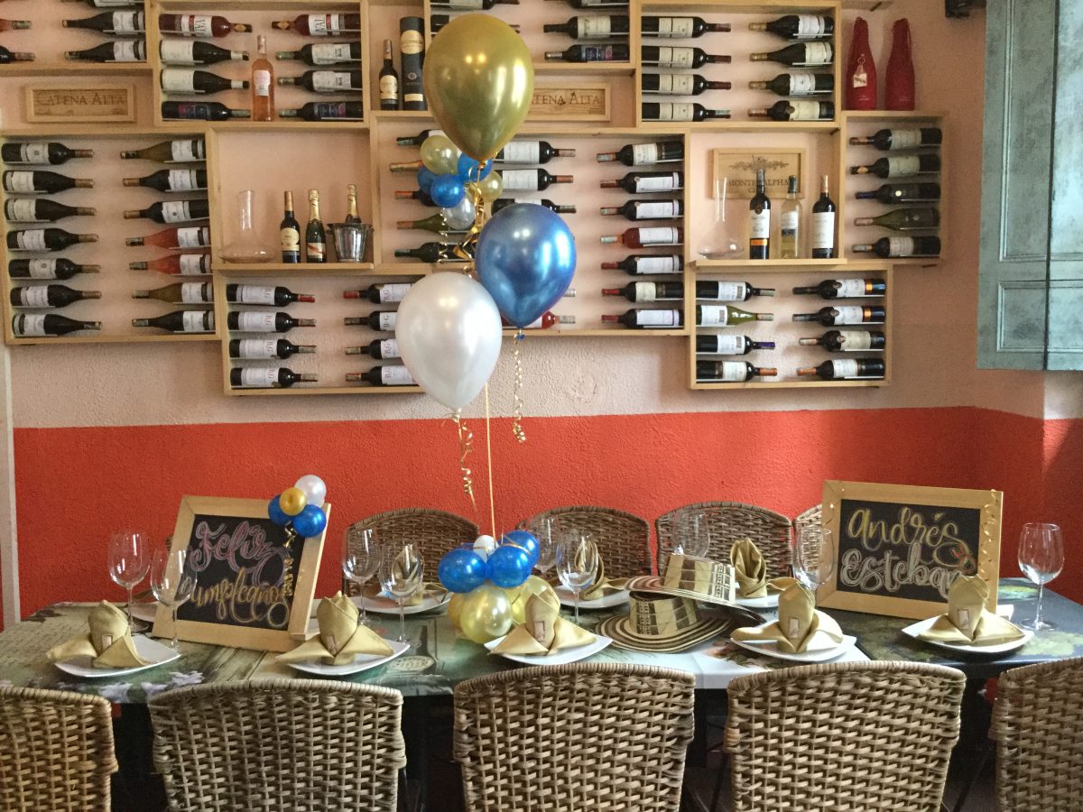 Globos con Helio y Dos Cuadros Vintage