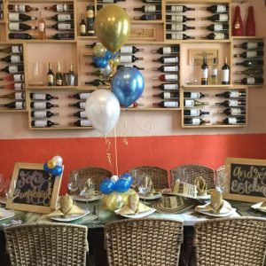 Globos con Helio y Dos Cuadros Vintage