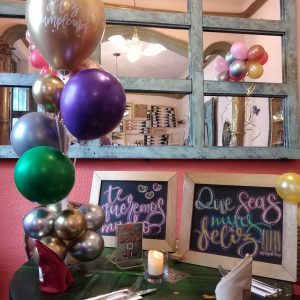 Bouquet de Globos y Dos Letreros Vintage Decorativos