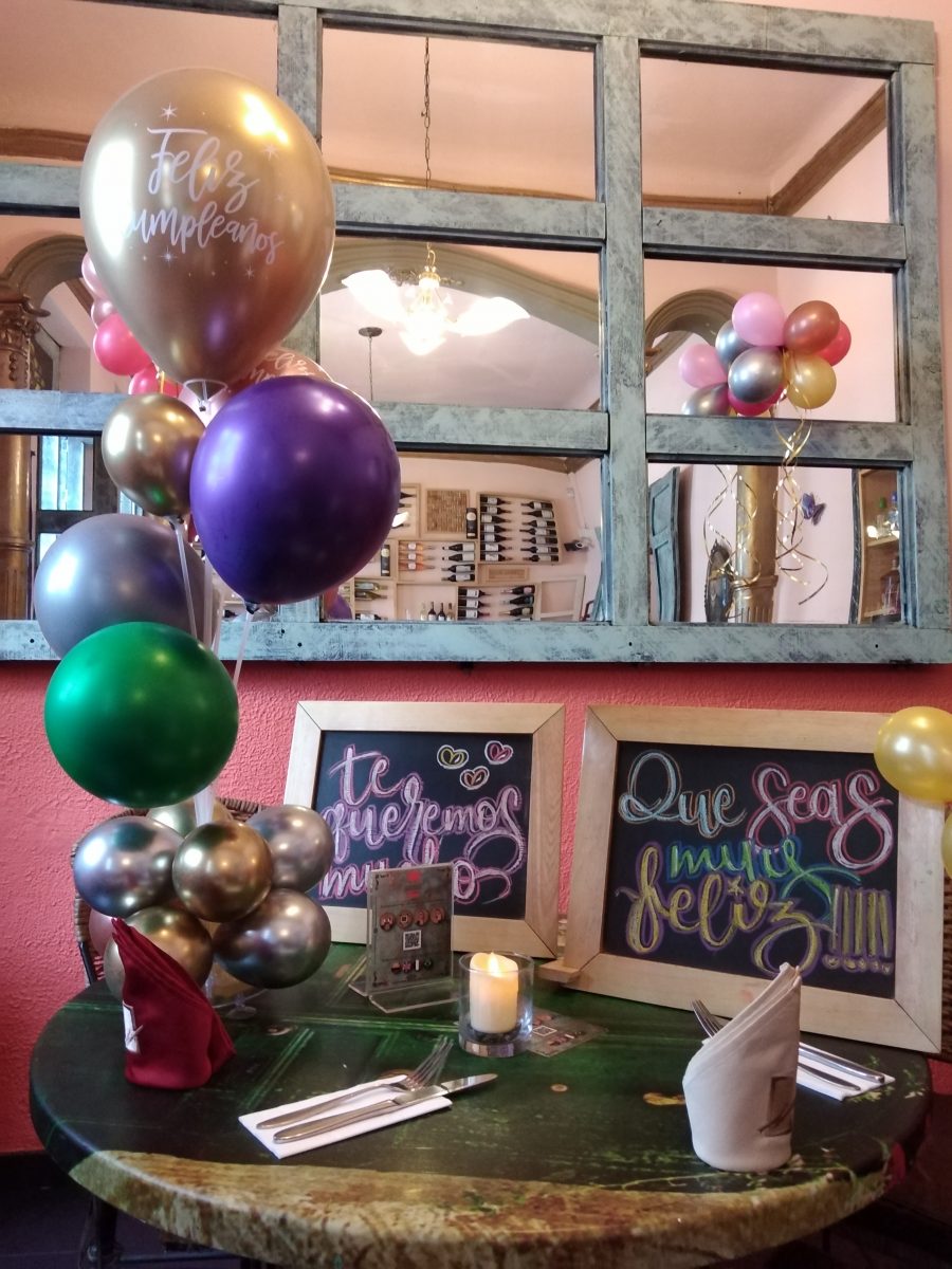 Bouquet de Globos y Dos Letreros Vintage Decorativos